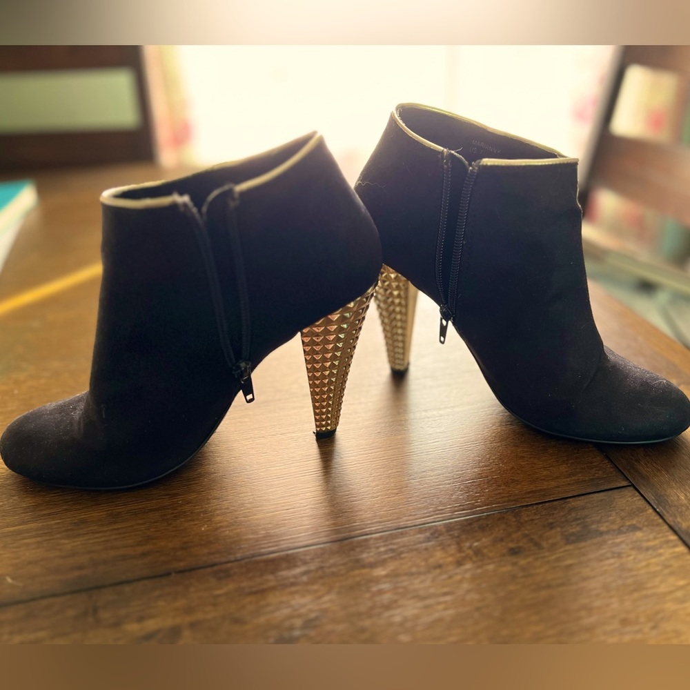 🔥 Scene Marianny Black Ankle Boots with Gold Heels & Trim, Size 7